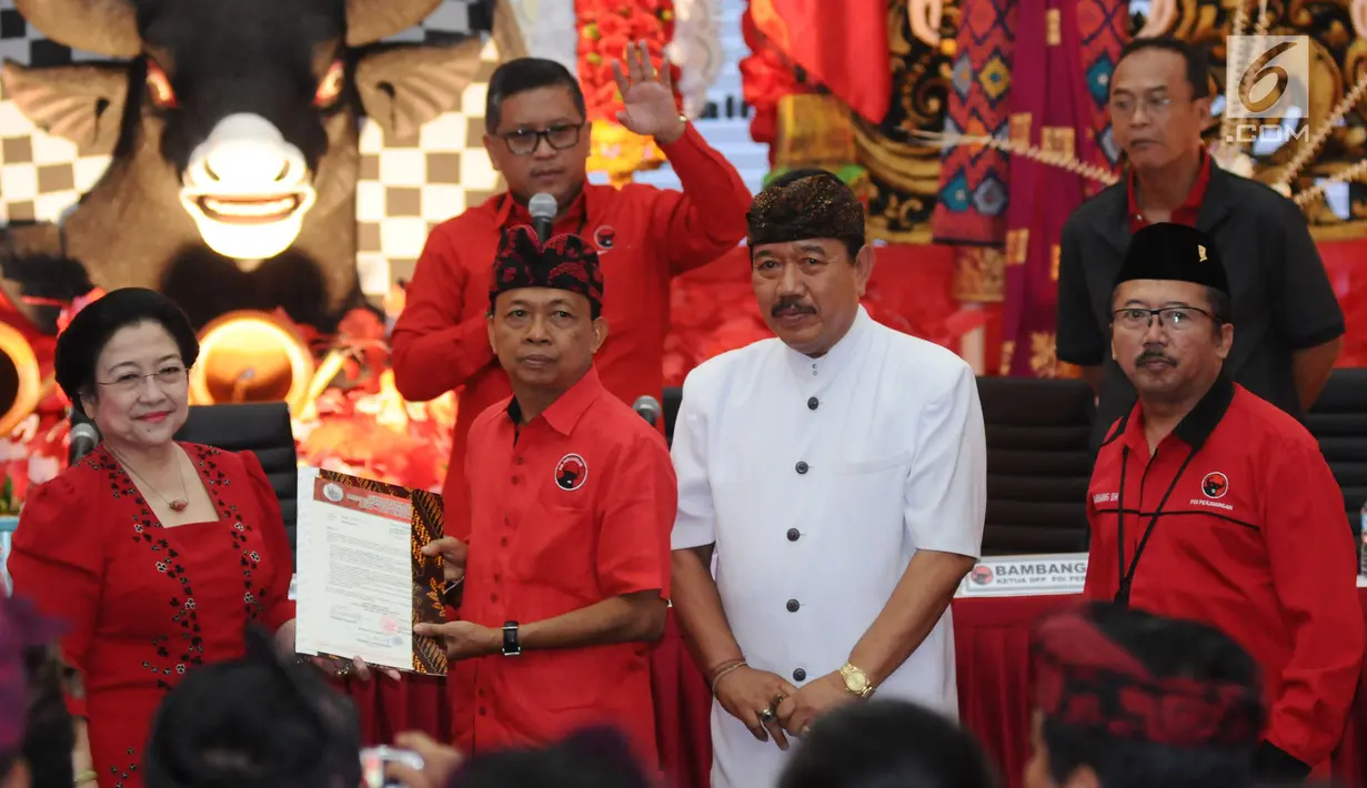 Ketua Umum PDIP, Megawati Soekarno Putri (kiri) menyerahkan surat rekomendasi kepada pasangan Cagub dan Cawagub Bali di Jakarta, Sabtu (11/11). PDIP mengusung I Wayan Koster dan Tjokorda Oka Arthadan di Pilgub Bali 2018. (Liputan6.com/Helmi Fithriansyah)