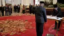 Presiden Jokowi terlihat menandatangani surat pengangkatan tiga pejabat pelaksana (Plt) pimpinan KPK di Istana Negara, Jakarta, Jumat (20/2/2015). (Liputan6.com/Faizal Fanani)