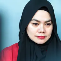 Adanya orang ketiga dalam rumah tangganya, Sarita Abdul Mukti ingin mengakhiri rumah tangganya dengan Faisal Haris. Seperti rame diberitakan, Faisal dikabarkan telah menikah siri dengan Jennifer Dunn. (Adrian Putra/Bintang.com)