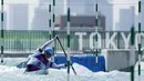 Atlet Kano asal Republik Ceska, Lukas Rohan, saat melakukan sesi latihan jelang Olimpiade di Kasai Canoe Slalom, Tokyo, Selasa (20/7/2021). (Foto: AP/Natacha Pisarenko)