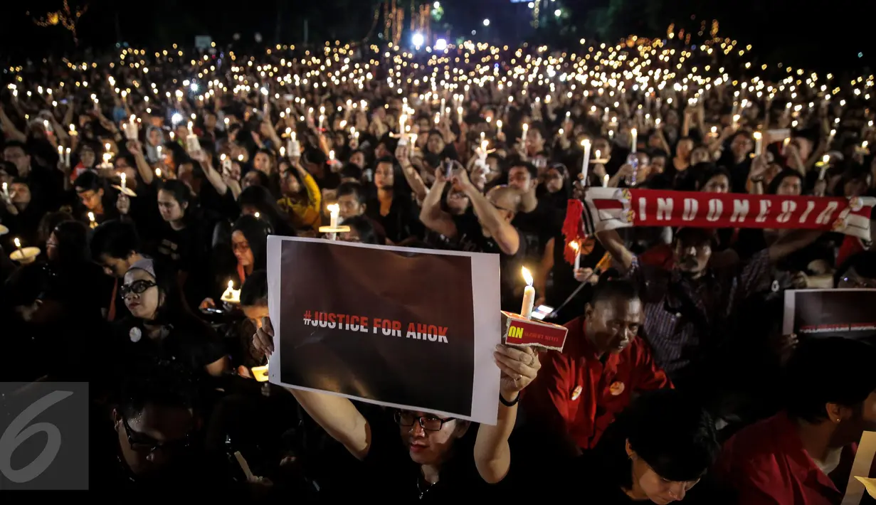  Ribuan pendukung Ahok menggelar acara Malam Solidaritas atas Matinya Keadilan di Tugu Proklamasi, Jakarta (10/05). Mereka datang mengenakan pakaian hitam-hitam. (Liputan6.com/Faizal Fanani)