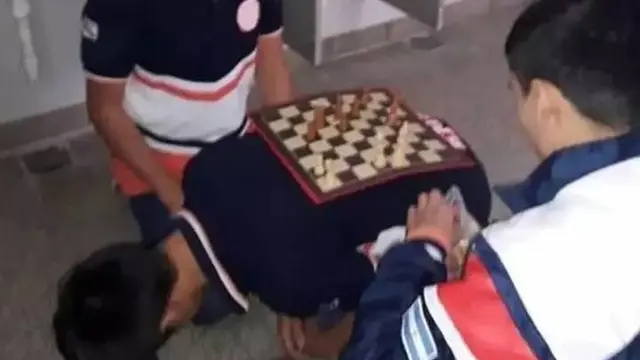 Enggak Tahu Tempat, Ini 7 Potret Absurd Orang Saat Main Catur