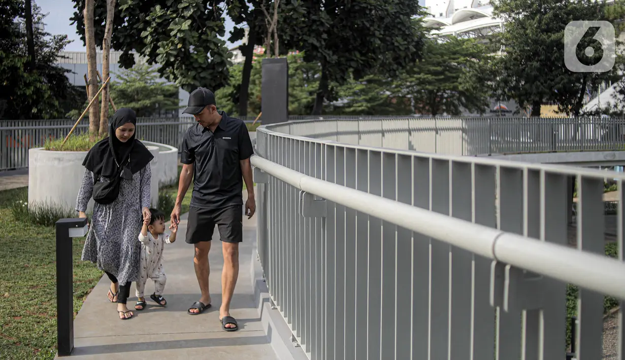 Warga jalan-jalan di Taman Literasi Martha Christina Tiahahu, Blok M, Jakarta, Minggu (23/10/2022). Taman Literasi Martha Christina Tiahahu diharapkan bisa menjadi pusat literasi tingkat nasional bahkan internasional. (Liputan6.com/Faizal Fanani)