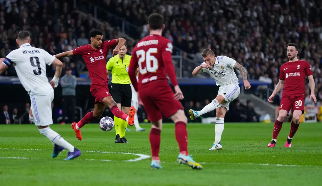 Pada babak kedua, jual beli serangan antara Real Madrid dan Liverpool terus berlangsung. (AP Photo/Manu Fernandez)