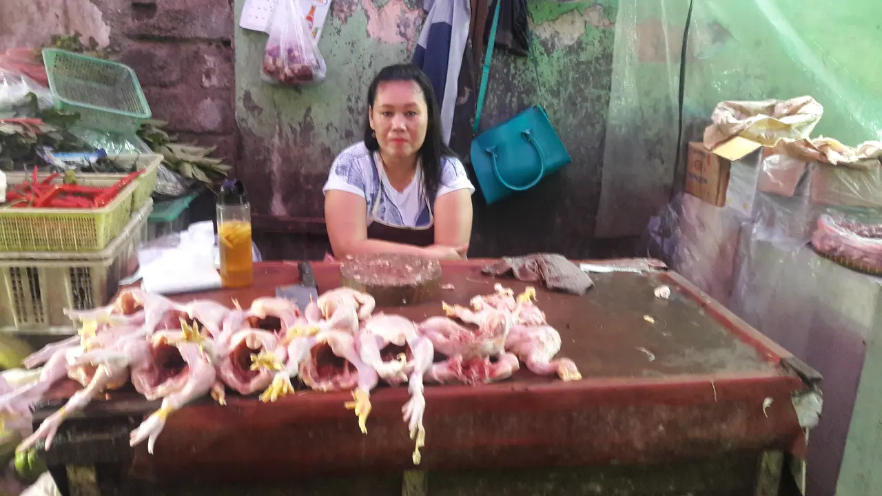 Pedangan ayam di pasar benhil
