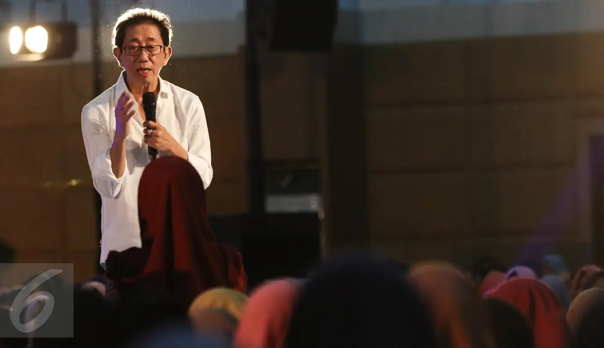Direktur Markting PT Sido Muncul Irwan Hidayat berbagi pengalaman menjadi entepreneur di hadapan para peserta hari kedua EMTEK Goes To Campus (EGTC) 2017 yang digelar di Auditorium Universitas Negeri Semarang, Kamis (6/4). (Liputan6.com/Yoppy Renato)