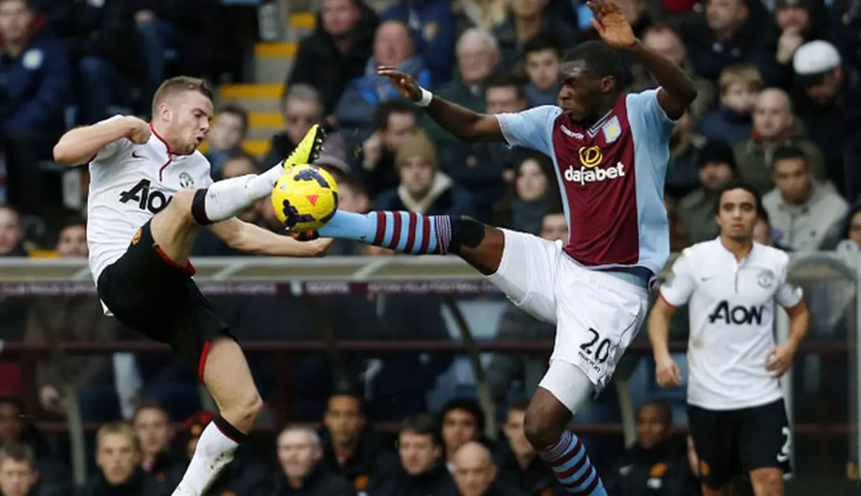 Gelandang Manchester United Tom Cleverley (kiri) deul udara dengan striker Aston Villa Christian Benteke (kanan) pada pertandingan sepak bola Liga Inggris antara Aston Villa vs Manchester United di Villa Park, Birmingham (151213). (AFP/Adrian Dennis)