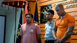 Terrence Murrel dihadirkan saat konferensi pers di kantor Imigrasi di Jimbaran, Bali (30/7/2019). Model Inggris ini ditangkap pihak Imigrasi karena tinggal selama 151 hari dan dia diduga menggunakan narkotika. (AFP Photo/Sonny Tumbelaka)