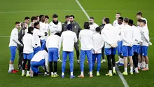 Pelatih Real Madrid asal Spanyol, Alvaro Arbeloa (tengah) bersama para pemain berkumpul dalam lingkaran selama sesi latihan jelang matchweek kedelapan Liga Champions 2025-2026 melawan SL Benfica di stadion Luz, Lisbon pada Selasa 27 Januari 2026. Kamis (29/1/2026) dini hari WIB nanti, Real Madrid akan bertanding di Estadio Da Luz. (FILIPE AMORIM/AFP)