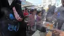 Badan PBB itu juga menyebut saat ini tidak ada toko roti yang beroperasi di Kota Gaza dan Gaza utara, karena distribusi makanan hampir dihentikan sepenuhnya selama beberapa hari terakhir imbas meningkatnya eskalasi oleh Israel. (AP Photo/Hatem Ali)