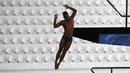Gaya atlet loncat indah saat bersaing pada nomor mens's 10m platform preliminary Asian Games 2018 di Jakarta, Sabtu (1/9). (Merdeka.com/Imam Buhori)