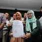 Juru Bicara TemanAhok, Amalia Ayuningtyas (kedua kanan) memegang tanda terima pengajuan judicial review di gedung Mahkamah Konstitusi, Jakarta, Jumat (17/6). Judicial Review terkait UU Pilkada yang direvisi DPR. (liputan6.com/Helmi Fithriansyah)