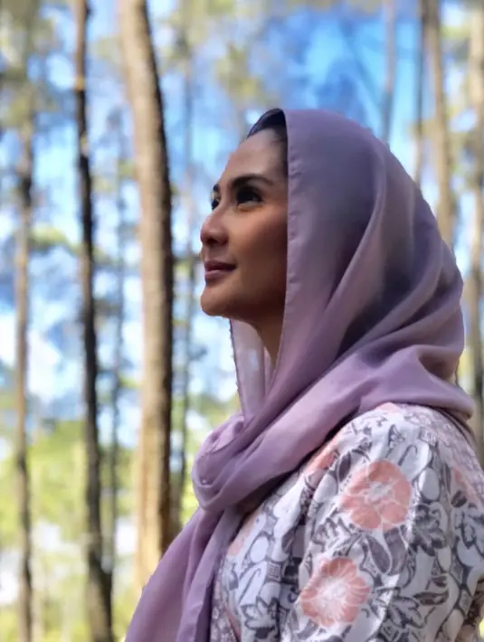 Ibu satu anak ini sangat mengaggumi Sapardi, itu juga yang membuatnya sangat kehilangan. Namun perkataan sang anak menyadarkan, kalau tak seharusnya ia menangisi Sapardi yang tertidur tenang. Ia pun bersyukur bisa mengenal Sapardi. (Instagram/maudykoesnaedi)