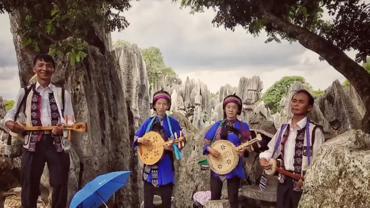 Dewi memotret kegiatan warga di Stone Forest Kunming. (Dok. Dewi Choiriyah)