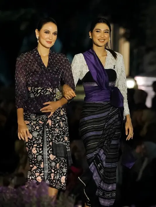 Atasan batik ungu dipadukan obi dan kain batik sebagai bawahan seperti Luna Maya bisa menjadi tampil simple ketika wisuda. [@lunamaya]