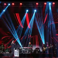 Penampilan Dewa19 bersama Virzha di The 90's Festival 2024, Minggu (11/8). [Foto: Adrian Putra/Fimela]