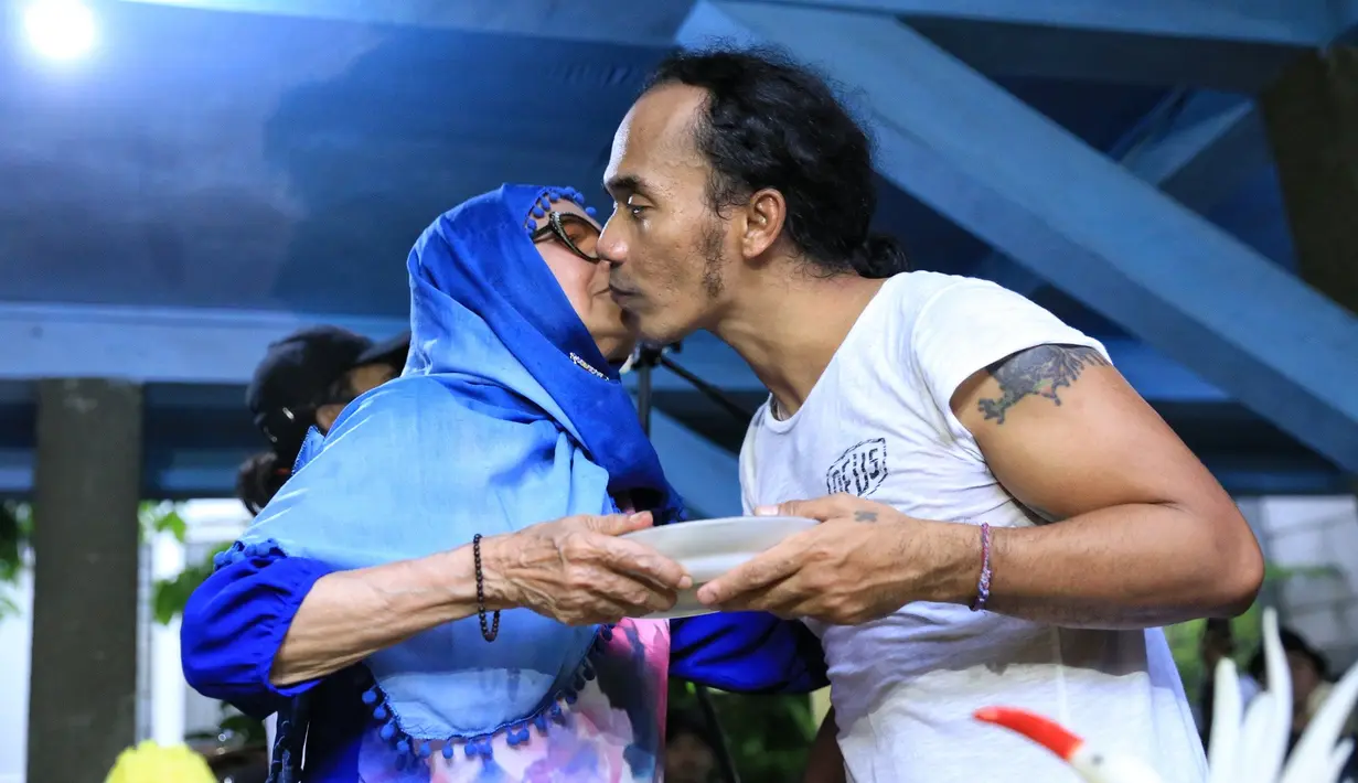 Konser dadakan baru saja digelar di Markas Besar Slank, atau biasa disebut Warung Potlot di Kawasan Duren Tiga, Jakarta Selatan, Jumat (10/3). Ultah Kaka Slank ramai dihadiri oleh para Slanker, penggemar setia Slank. (Adrian Putra/Bintang.com)