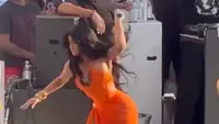 Kesal Disiram Air oleh Oknum Penonton, Cardi B Balas Lempar Mik dari Atas Panggung (doc: Twitter.com)