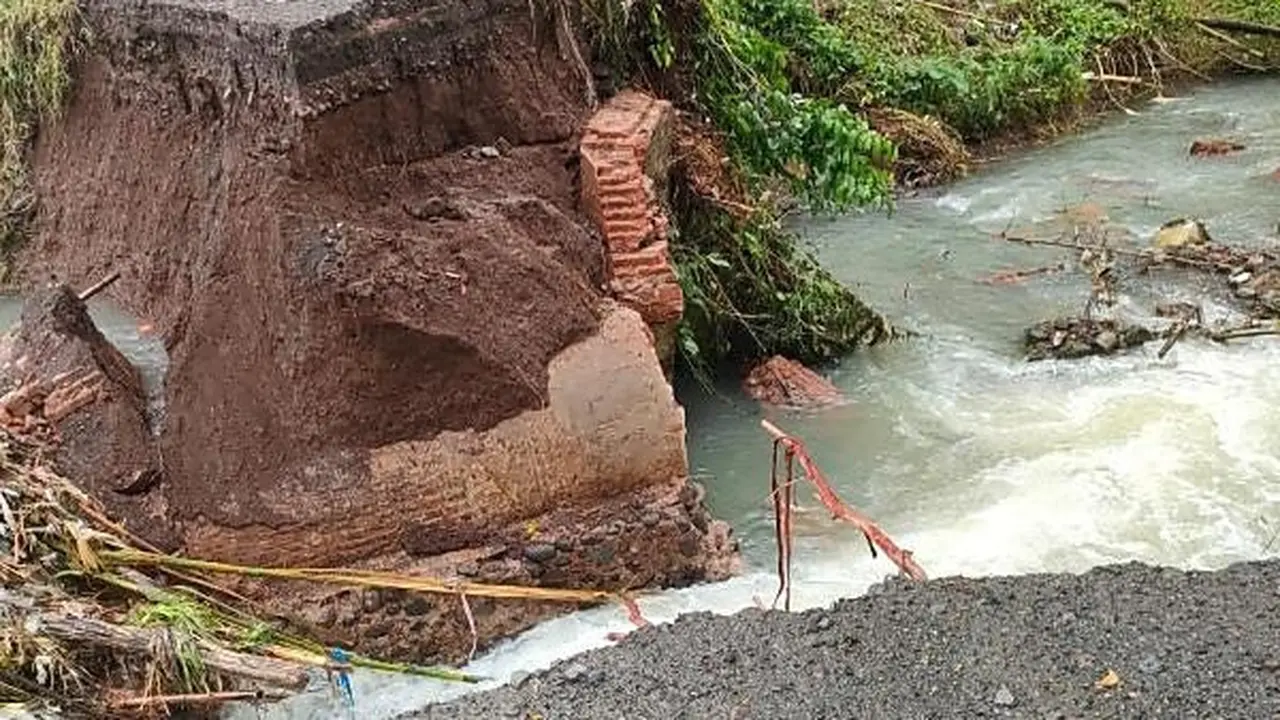 Jembatan penghubung desa Tulungrejo, Glenmore Banyuwangi, putus akibat tersapu banjir. (Istimewa)