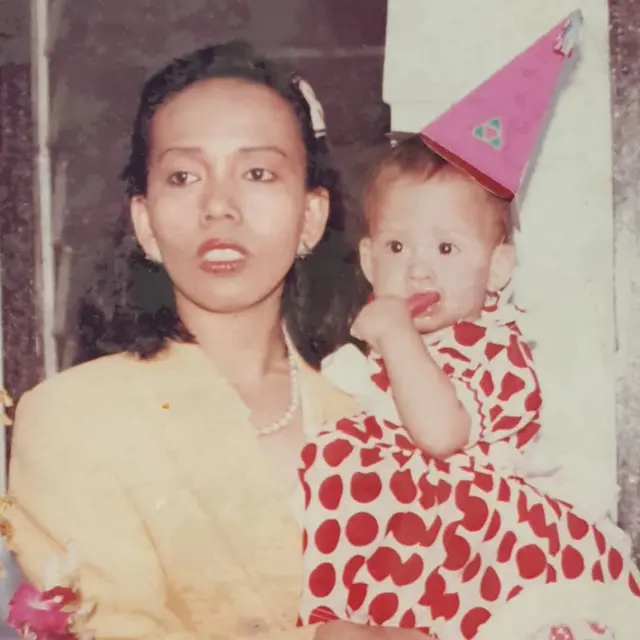 Tak Pernah Tahu Sosok Ayah, Ini 6 Potret Hangat Karina Nadila dan Sang Bunda