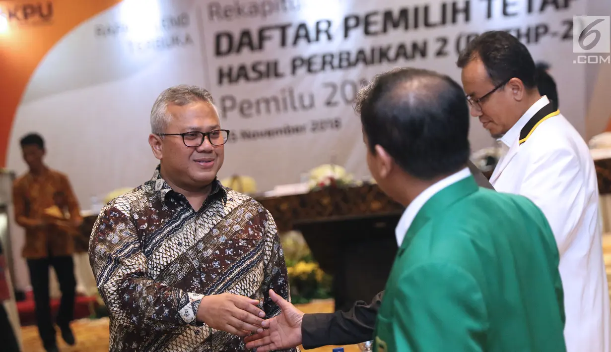 Ketua KPU Pusat, Arief Budiman (kiri) menyalami perwakilan partai politik peserta Pemilu 2019 jelang memimpin pleno Rekapitulasi Daftar Pemilih Tetap Hasil Perbaikan (DPTHP) 2 di Jakarta, Kamis (15/11).(Liputan6.com/Helmi Fithriansyah)