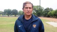 Benny van Breukelen jadi pelatih PBR di Piala Jenderal Sudirman. (Bola.com/M. Ridwan)