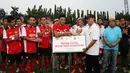 Alfin Tuasalamony mendapat bantuan dari Dompet Dhuafa. (Bola.com/Arief Bagus)