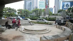 Pekerja merampungkan pembangunan konstruksi amphiteater di Jalan Satrio-Casablanca, Jakarta, Selasa (10/12/2019). Kawasan ini akan tersedia skate park, area istirahat, ruang seni dan parkir sepeda serta sisi ruang seni akan tersedia panggung dan amphitheater. (Liputan6.com/Faizal Fanani)
