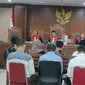 Tujuh anggota Penyelenggara Pemilihan Luar Negeri (PPLN) Kuala Lumpur, Malaysia mendengarkan amar dakwaan yang dibacakan Jaksa di Pengadilan Negeri (PN) Jakarta Pusat, Rabu (13/3/2024). (Tim News).