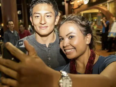 Pebalap Formula 1 asal Indonesia, Rio Haryanto, selfie bersama fans yang menyambutnya di Bandara Soekarno-Hatta, Tangerang, Senin (14/3/2016). (Bola.com/Vitalis Yogi Trisna)