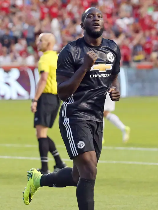 Penyerang Manchester United, Romelu Lukaku melakukan selebrasi usai mencetak gol ke gawang Real Salt Lake pada pertandingan persahabatan di Sandy, Utah (18/7). MU menang 2-1 atas Real Salt Lake. (AP Photo / Rick Bowmer)