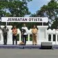 Presiden Joko Widodo atau Jokowi meresmikan Jembatan Otto Iskandar Dinata di Kota Bogor, Jawa Barat, Selasa (19/12/2023). (Lizsa Egeham/Liputan6.com).