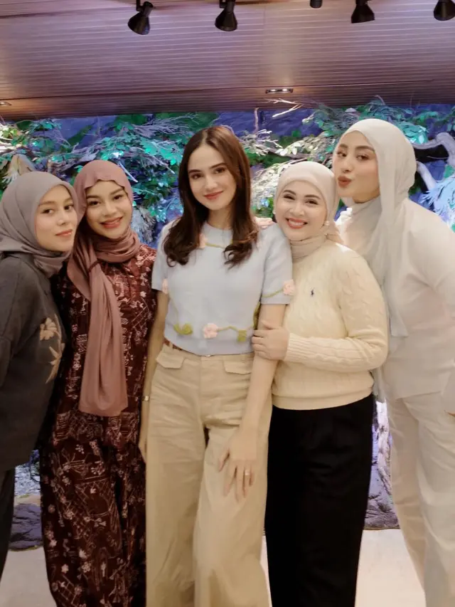 Lesti Kejora saat bukber dengan Geng Mamayu. [@marginw/@kesharatuliu05]