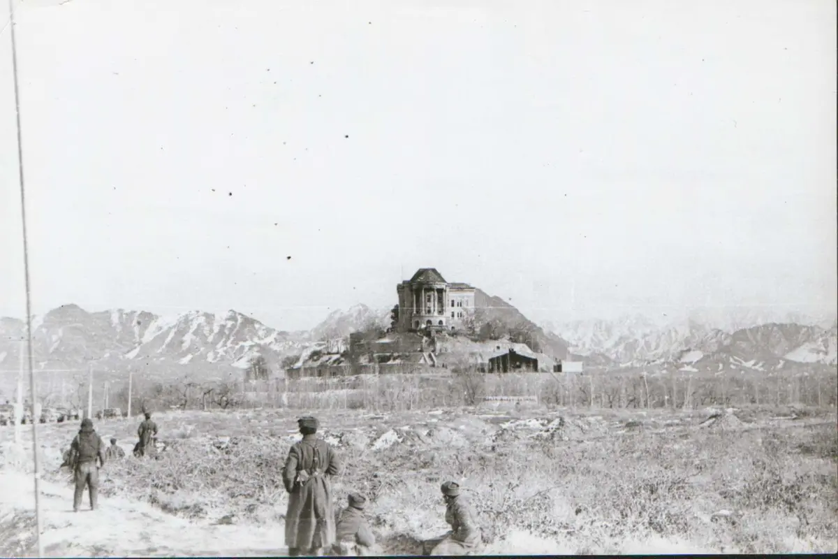 Pasukan Uni Soviet usai menyebru Istana Tajberg, Afghanistan (Wikimedia Commons)