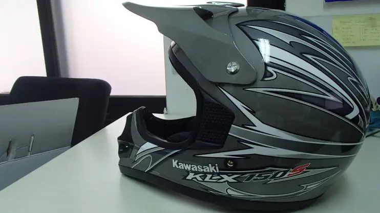 Helm standar pabrikan Kawasaki KLX 150. (ngapainajayuk)