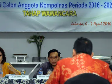 Sekretaris Pansel Kompolnas, Yenti Garnasih (kiri) mengajukan pertanyaan pada salah satu peserta seleksi Calon Anggota Kompolnas 2016-2020 di Jakarta, Rabu (6/4/2016). 24 peserta mengikuti sesi wawancara secara terbuka. (Liputan6.com/Helmi Fithriansyah)