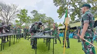 Danyonif Raider 600 Modang, Mayor Inf Hanif saat memantau prajuritnya yang sedang berlomba memasang dan membongkar senjata, pada Selasa (19/4/2022). (Apriyanto/Liputan6.com)