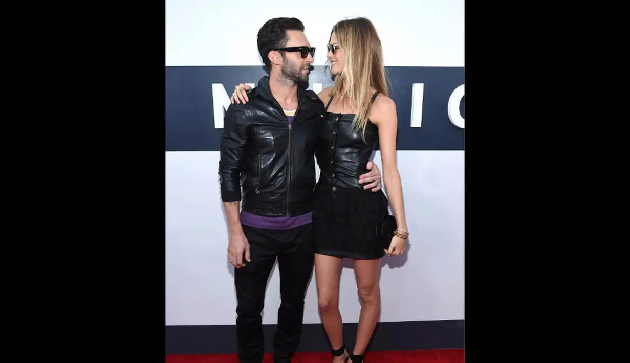 Adam Levine dan Behati Prinsloo hadir di MTV Video Music Awards 2014, California, Minggu (24/8/14). ( Christopher Polk/Getty Images for MTV/AFP) 