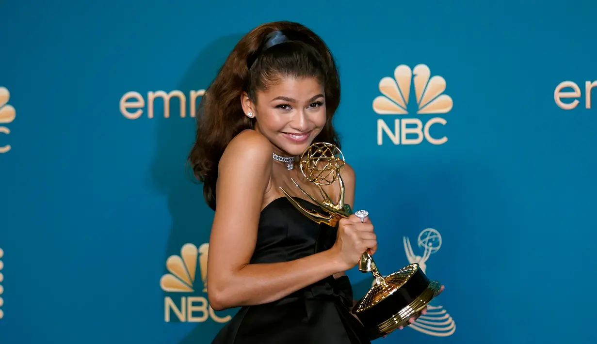 Zendaya berpose usai meraih penghargaan aktris utama terbaik dalam serial drama 'Euphoria' pada ajang Emmy Awards 2022 di Microsoft Theater, Los Angeles, Amerika Serikat, 12 September 2022. Kini, di usia 26 tahun, Zendaya tercatat sebagai aktris termuda yang memenangkan dua piala Emmy. (AP Photo/Jae C. Hong)