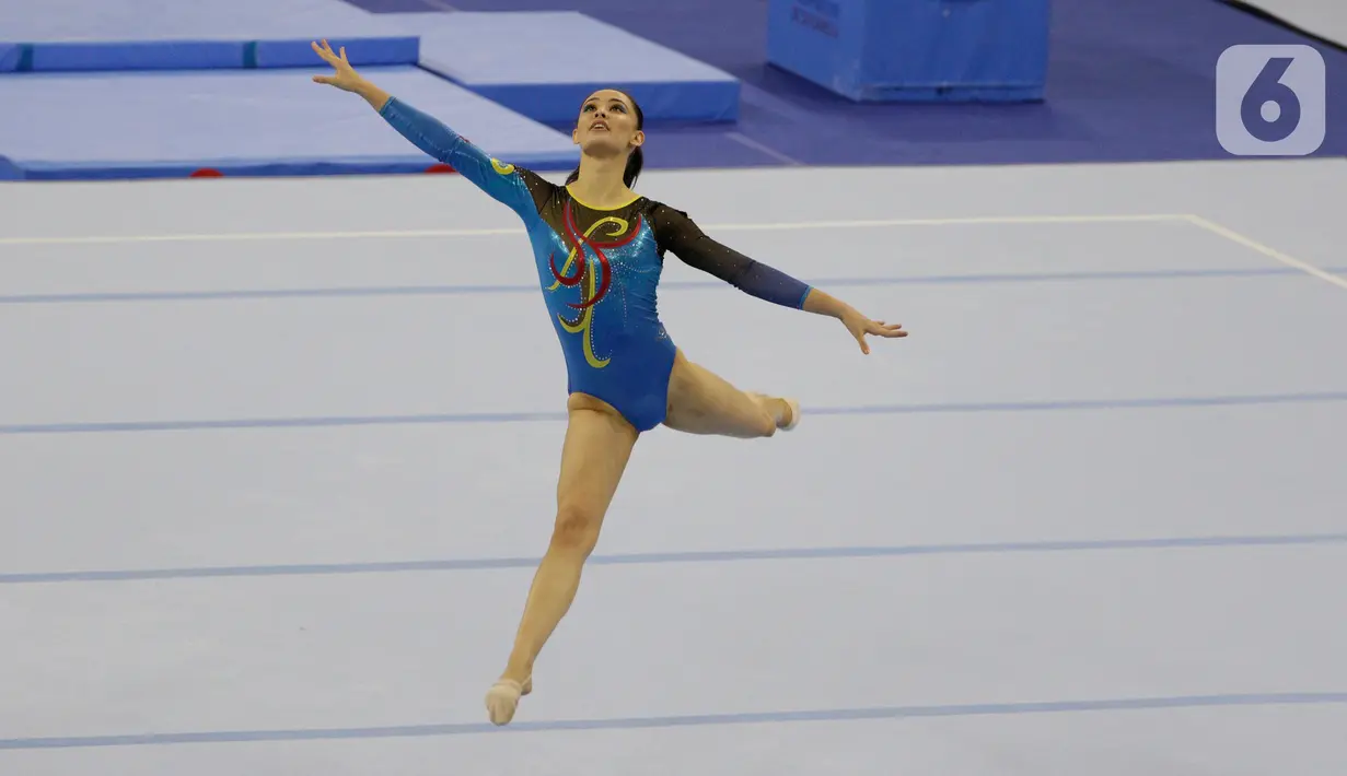 Pesenam Malaysia, Farah Ann, melakukan gerakan saat nomor all-round individual putri cabang senam pada SEA Games 2019 di Kompleks Rizal Memorial, Manila, Senin (2/12/2019). Atlet cantik ini berhasil menyumbangkan medali emas. (Bola.com/M Iqbal Ichsan)