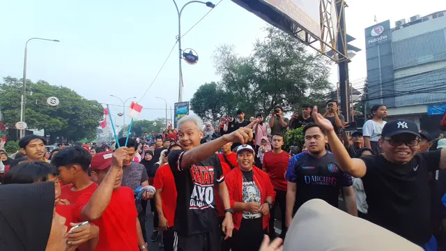 Bakal Capres PDIP Ganjar Pranowo saat olah raga pagi di Alun-Alun Kota Serang, Minggu (28/5/2023). (Liputan6.com/Lizsa Egeham)