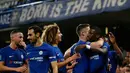Pemain Chelsea, Antonio Ruediger bersama rekan setimnya merayakan gol ke gawang Everton pada babak keempat Piala Liga Inggris di Stamford Bridge, Kamis (26/10). The Blues menang tipis 2-1 untuk memastikan tiket perempatfinal. (AP/Alastair Grant)