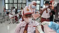 Seorang murid menjalani vaksinasi COVID-19 di SDN Cempaka Putih Timur 03 Pagi, Jakarta, Selasa (14/12/2021). Pemerintah menyiapkan 58 juta dosis vaksin COVID-19 untuk anak usia 6-11 tahun. (merdeka.com/Iqbal S. Nugroho)