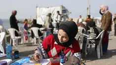 Para perempuan muda melukis di pelabuhan Kota Gaza pada Kamis 12 Februari 2026. Sejumlah aktivis perempuan menggelar Breath and Paint workshop atau lokakarya Bernapas dan Melukis. (Omar AL-QATTAA/AFP)