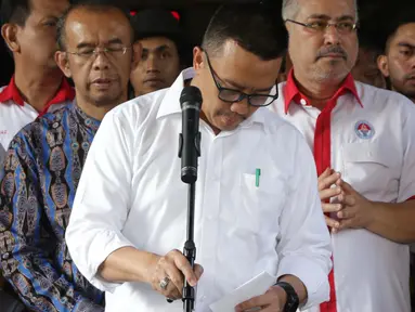 Menpora Imam Nahrawi (kedua kiri) saat menyampaikan keterangan terkait pengunduran dirinya dari jabatan Menteri Pemuda dan Olahraga di Gedung Kemenpora, Jakarta, Kamis (19/9/2019). Sebelumnya, KPK menetapkan Imam Nahrawi sebagai tersangka kasus suap dana hibah KONI. (Liputan6.com/Helmi Fithriansyah)