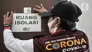 Anggota Lembaga Keswadayaan Masyarakat (LKM) memasang label pada pintu kamar isolasi COVID-19 di RW 05 Kelurahan Kuningan Barat, Jakarta, Kamis (27/8/2020). Pengubahan tempat indekos menjadi ruang isolasi tersebut atas dasar kepedulian terhadap sesama. (merdeka.com/Iqbal S. Nugroho)