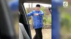 Seorang pria yang memakai seragam PNS dan berpeci melakukan joget ala tantangan 'Kiki Challange'.