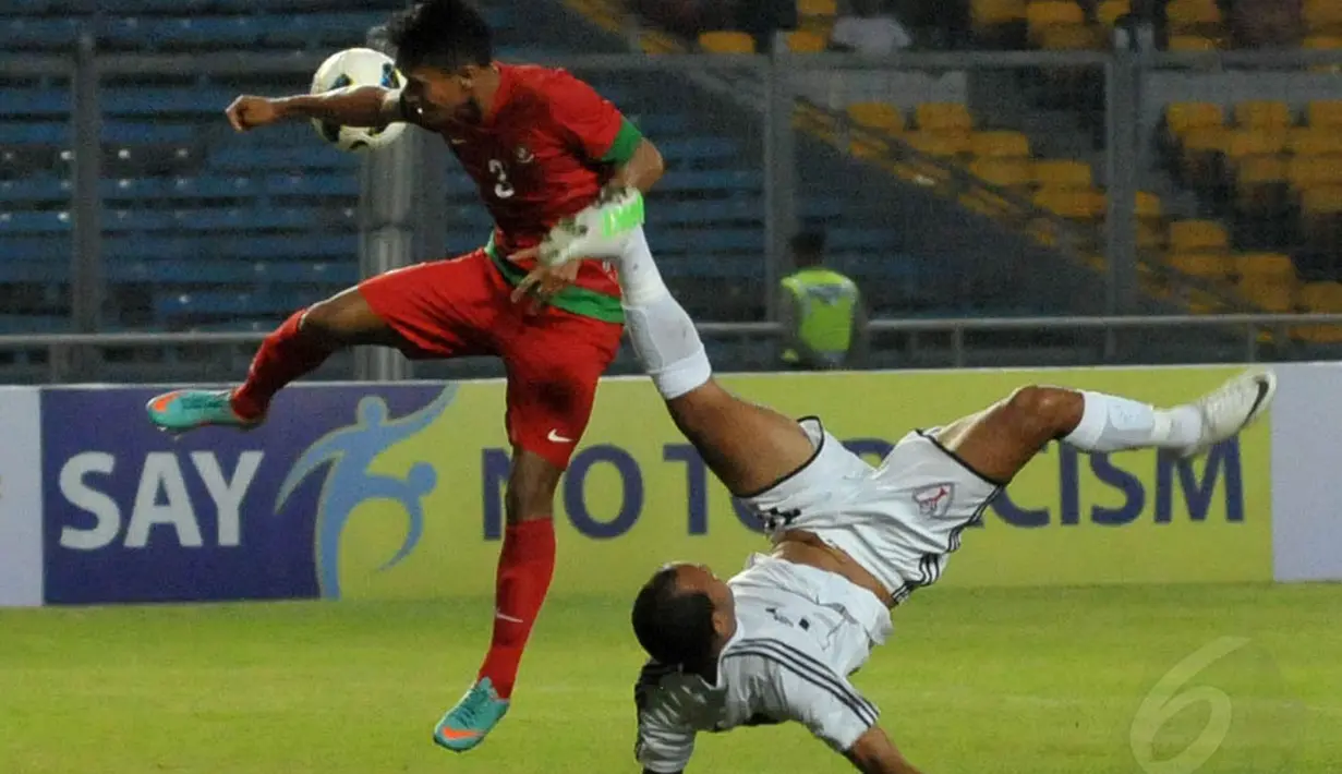 Pemain belakang Indonesia U-23, M. Zaenuri menahan bola yang mengarah ke pemain Timnas Dominika dalam pertandingan laga persahabatan di Stadion GBK, Kamis (15/5/14). (Liputan6.com/Andrian Martinus)