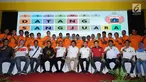 Dewan Pembina Persija Komjen Pol Syafruddin (kelima kiri duduk) bersama Dirut Persija Jakarta, Gede Widiade berfoto bersama tim Persija saat ramah tamah syukuran gelar juara Piala Presiden 2018 di Jakarta, Senin (19/2). (Liputan6.com/Helmi Fithriansyah)