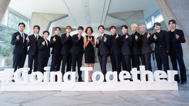 Direktur Jenderal UNESCO Audrey Azoulay (tengah) dan anggota boy grup K-pop Seventeen berpose selama sesi pemotretan sebelum upacara penunjukkan mereka sebagai Duta Pemuda di kantor pusat UNESCO di Paris, Prancis. (Dok. UNESCO)